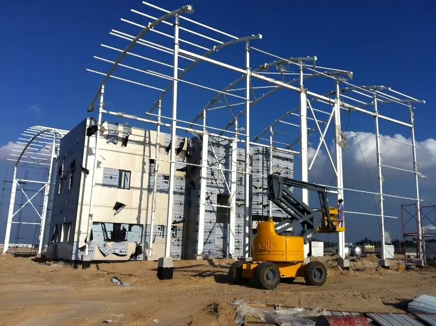 Building structure and steel frame under construction in a dry-site environment
